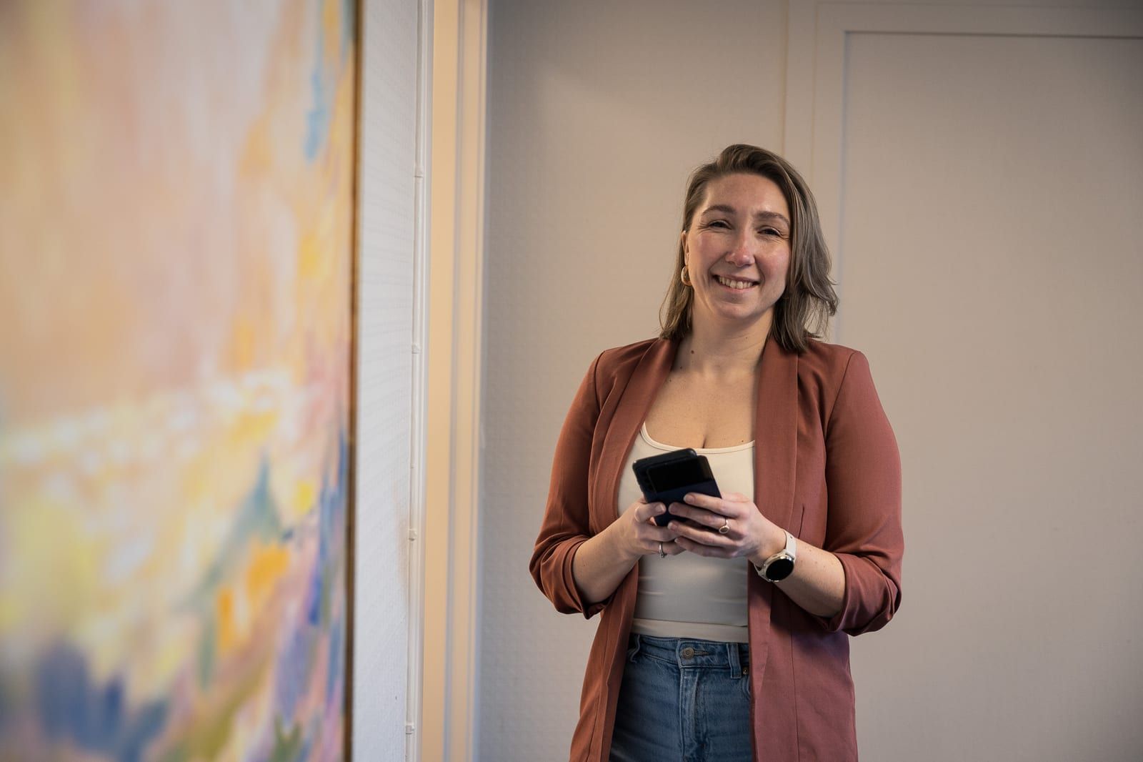 Ansatt hos Agder Regnskap tilgjengelig på telefon for kundene